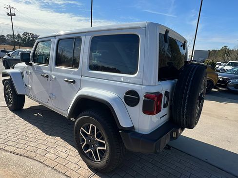 Used 2025 Jeep Wrangler Sahara image 10
