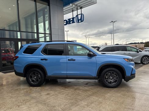Used 2025 Honda Pilot TrailSport image 4