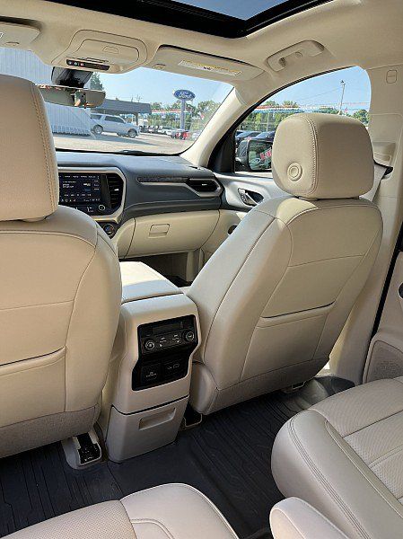 Used 2022 GMC Acadia Denali w/ Denali Technology Package FWD image 16