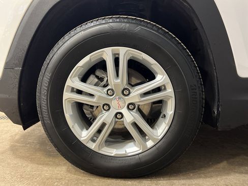 Used 2024 GMC Terrain SLE w/ Driver Convenience Package image 8