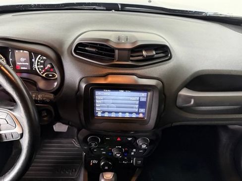 Used 2020 Jeep Renegade Latitude w/ Cold Weather Group AWD/4WD image 22