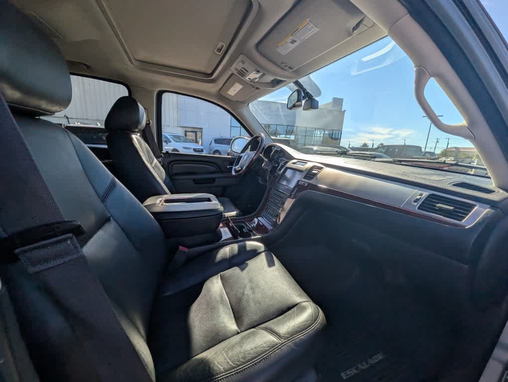 Used 2014 Cadillac Escalade Luxury AWD/4WD image 25