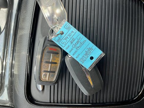 Used 2025 Chrysler Pacifica Limited FWD image 9