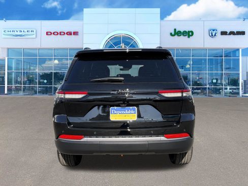 New 2026 Jeep Grand Cherokee Altitude image 9