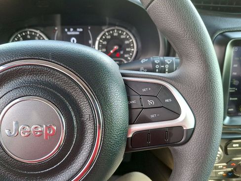 Used 2023 Jeep Renegade Latitude AWD/4WD image 18