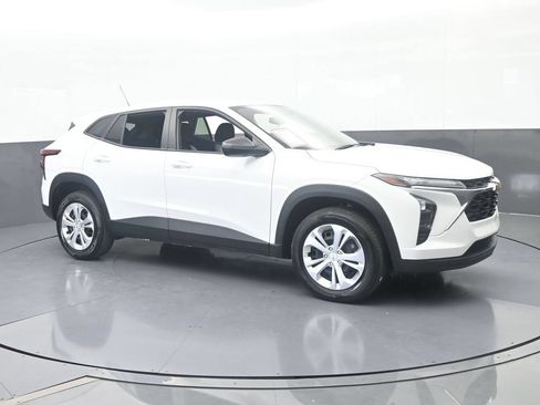 Used 2025 Chevrolet Trax LS FWD image 8