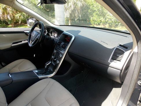 Used 2016 Volvo XC60 T5 Premier w/ Proximity Package FWD image 11
