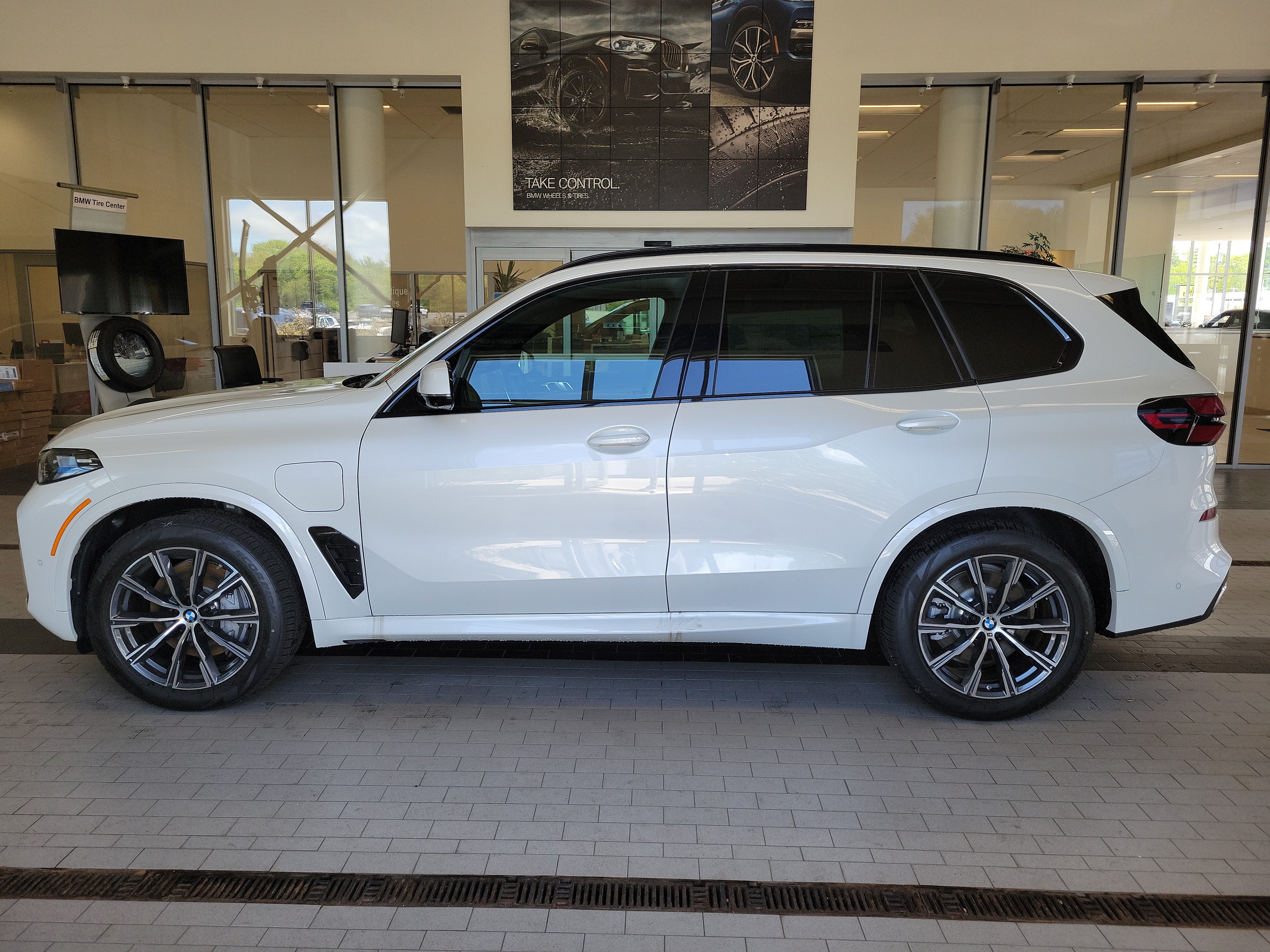 Used 2026 BMW X5 xDrive50e w/ M Sport Package AWD/4WD image 8