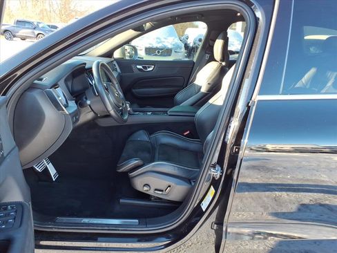 Used 2018 Volvo XC60 T5 R-Design w/ Convenience Package image 9