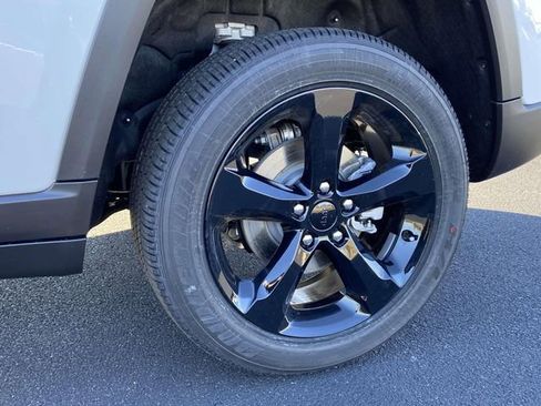 New 2025 Jeep Grand Cherokee Altitude image 9