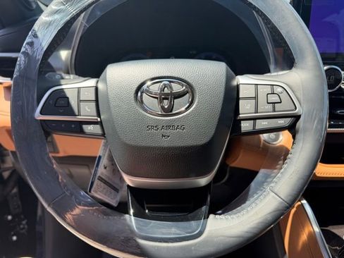 Used 2026 Toyota Highlander Platinum AWD/4WD image 8