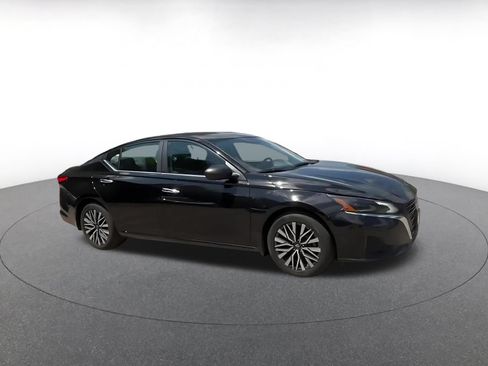 Used 2025 Nissan Altima 2.5 SV FWD image 2