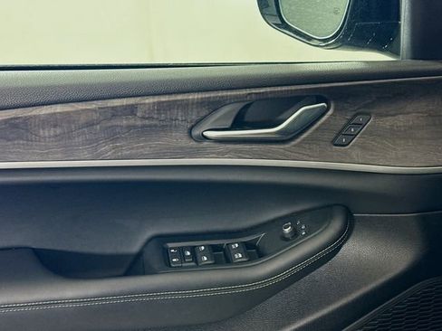 Used 2025 Jeep Grand Cherokee Limited w/ Luxury Tech Group II image 18