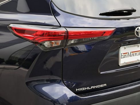 Used 2021 Toyota Highlander XLE AWD/4WD image 7