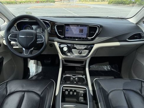Used 2023 Chrysler Pacifica Limited FWD image 47