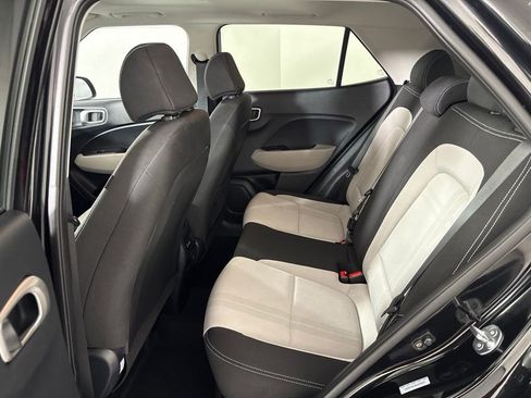 Used 2025 Hyundai Venue SEL FWD image 12