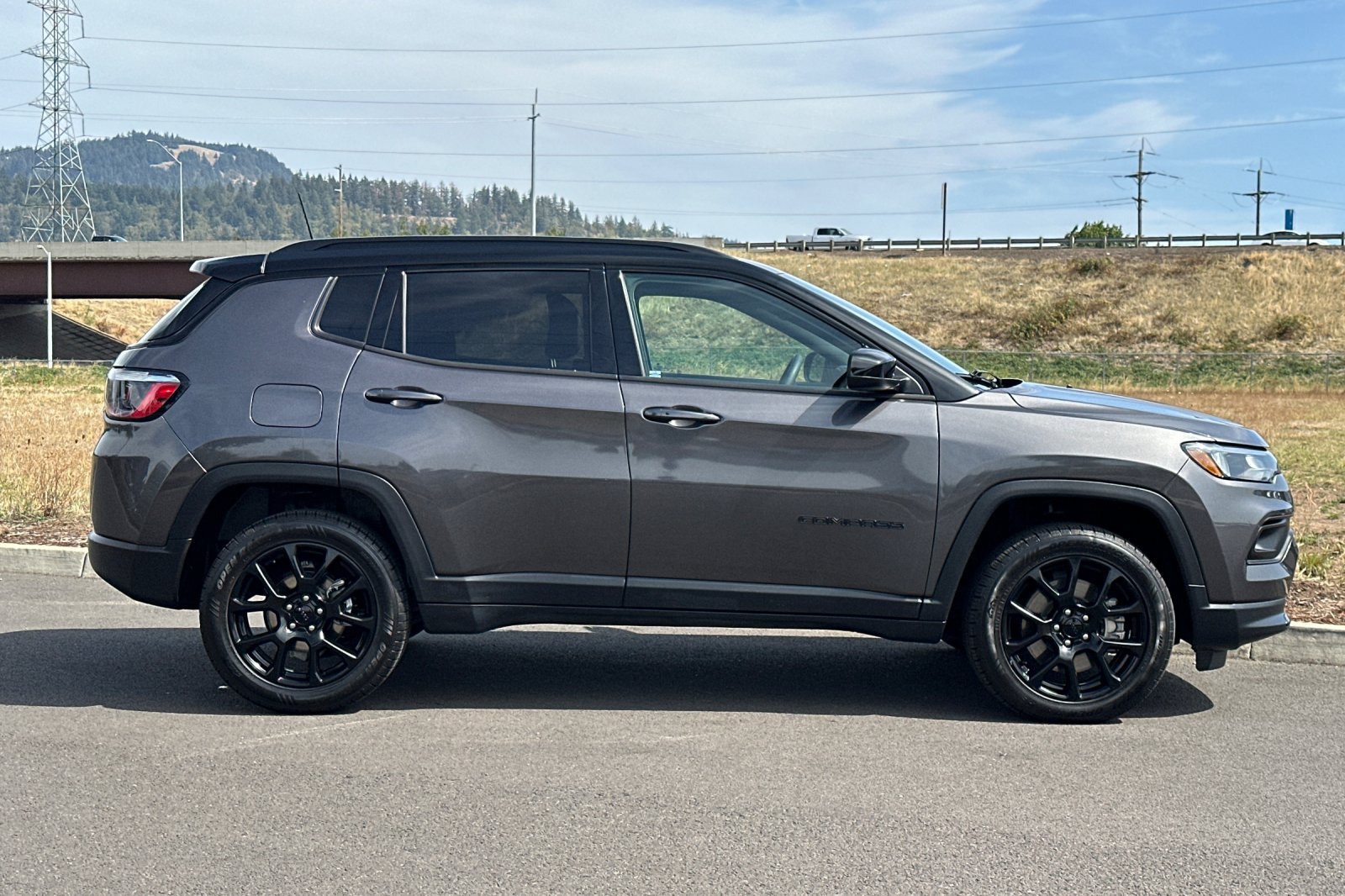 Used 2023 Jeep Compass Latitude w/ Convenience Group AWD/4WD image 2