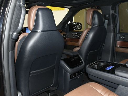 Used 2023 Lincoln Navigator Reserve image 15