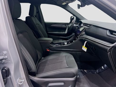 New 2025 Jeep Grand Cherokee Laredo image 14