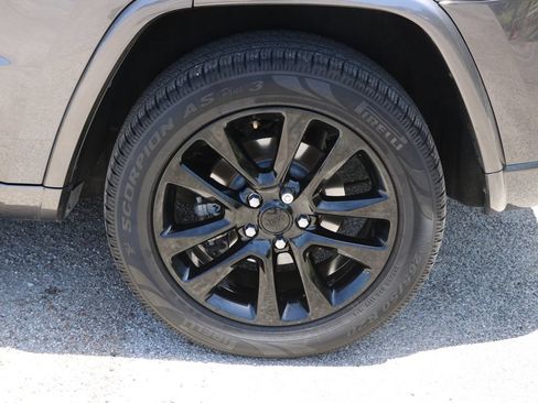 Used 2017 Jeep Grand Cherokee Altitude RWD image 9