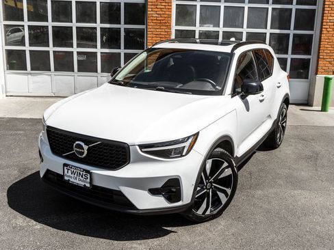 Used 2025 Volvo XC40 B5 Plus AWD/4WD image 2