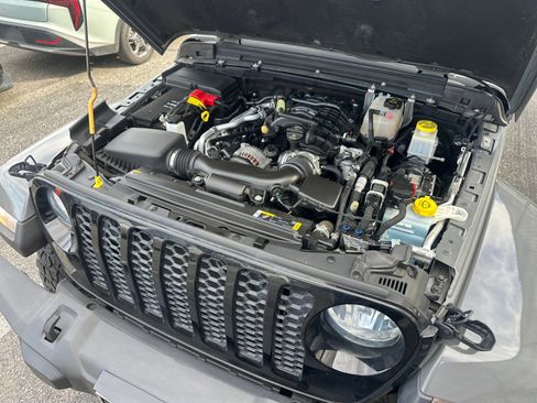 Used 2023 Jeep Gladiator Sport AWD/4WD image 17