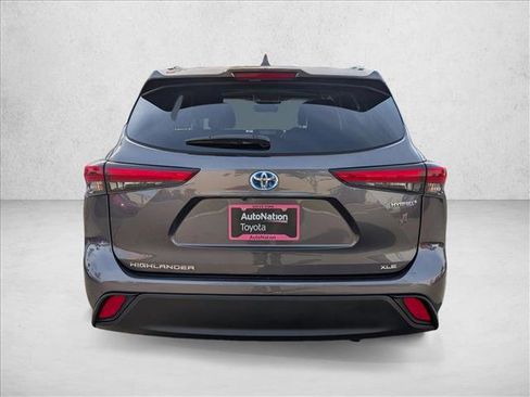 Used 2021 Toyota Highlander XLE image 7