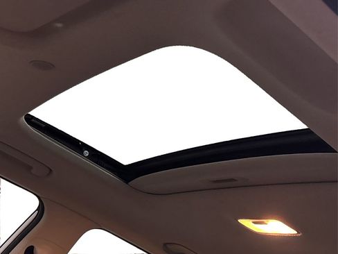 Certified 2025 Hyundai Venue SEL image 23