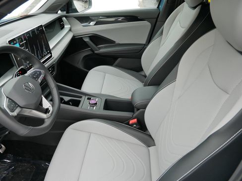 New 2026 Volkswagen Tiguan SE R-Line AWD/4WD image 8