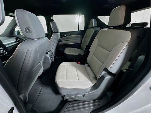 Used 2025 Chevrolet Traverse LT image 28