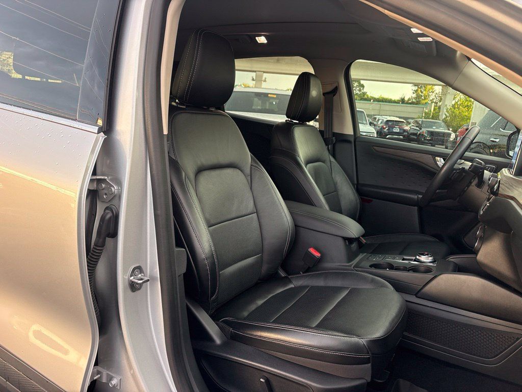 Used 2020 Ford Escape Titanium w/ Titanium Premium Package 2.0 AWD/4WD image 22