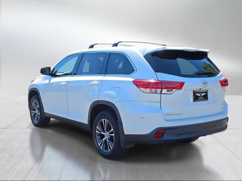 Used 2019 Toyota Highlander LE AWD/4WD image 5