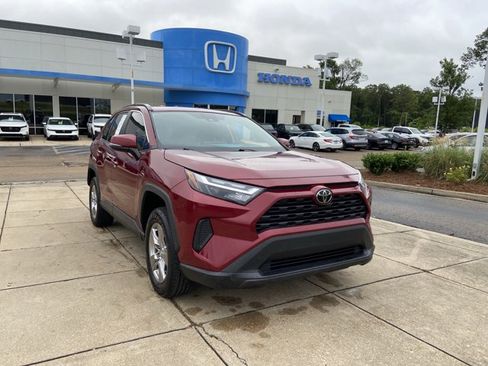 Used 2022 Toyota RAV4 XLE AWD/4WD image 2