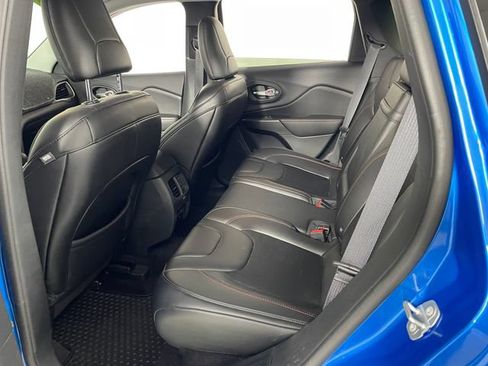 Used 2019 Jeep Cherokee Trailhawk w/ Cold Weather Group AWD/4WD image 12