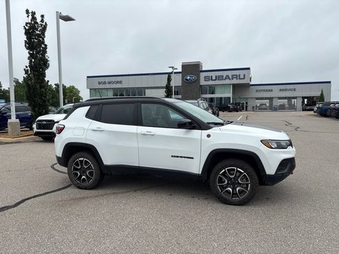 Used 2025 Jeep Compass Trailhawk AWD/4WD image 1