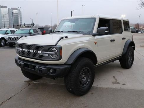 New 2025 Ford Bronco Badlands image 2