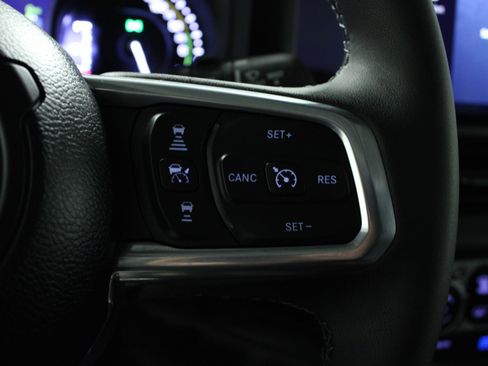 Used 2025 Jeep Wrangler Unlimited Sahara AWD/4WD image 21