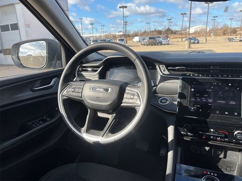 Used 2023 Jeep Grand Cherokee L Laredo image 18