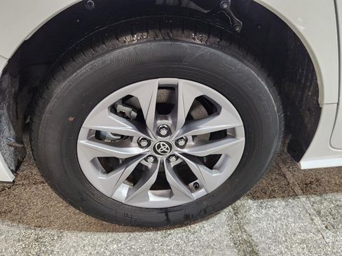 Used 2025 Toyota Sienna LE image 9