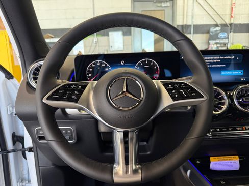 New 2026 Mercedes-Benz GLB 250 4MATIC image 9