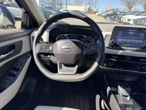 Used 2025 Nissan Rogue SV image 13