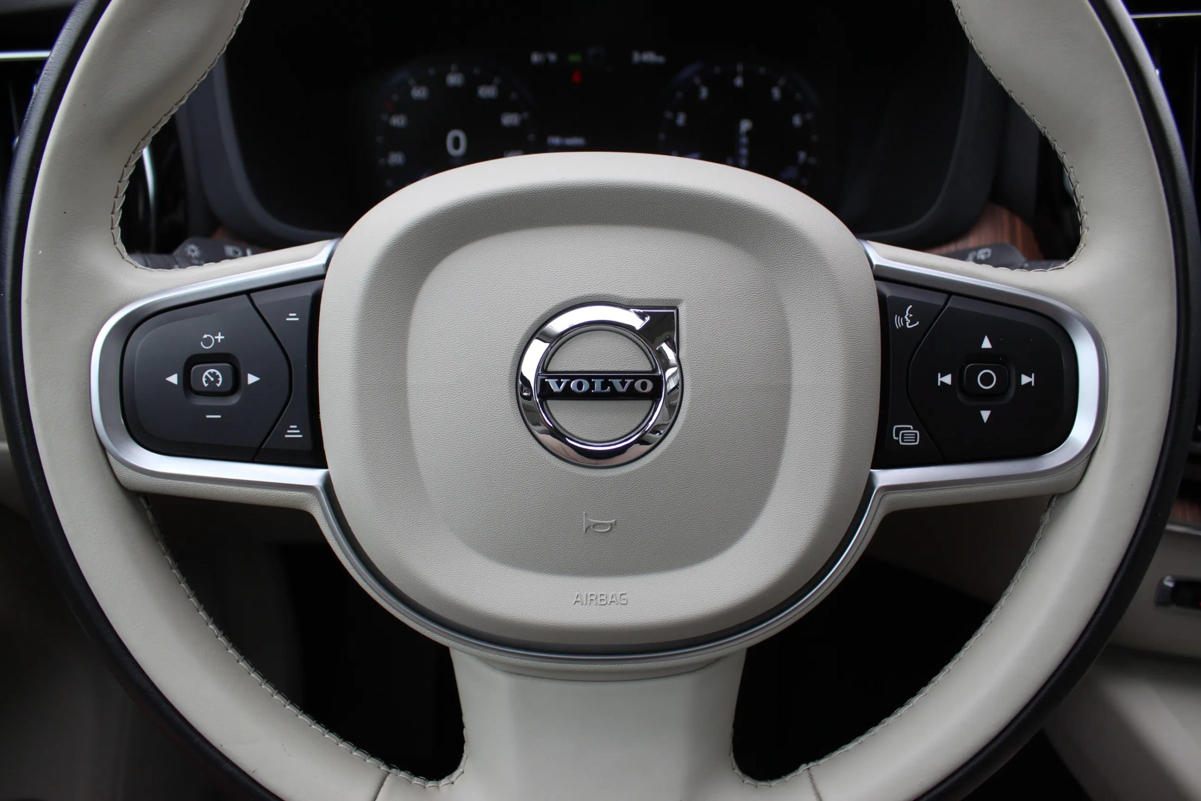 Used 2021 Volvo XC60 T5 Momentum w/ Premium Package FWD image 15