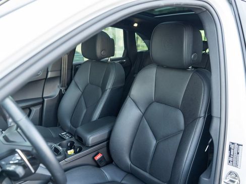 Certified 2025 Porsche Macan image 4