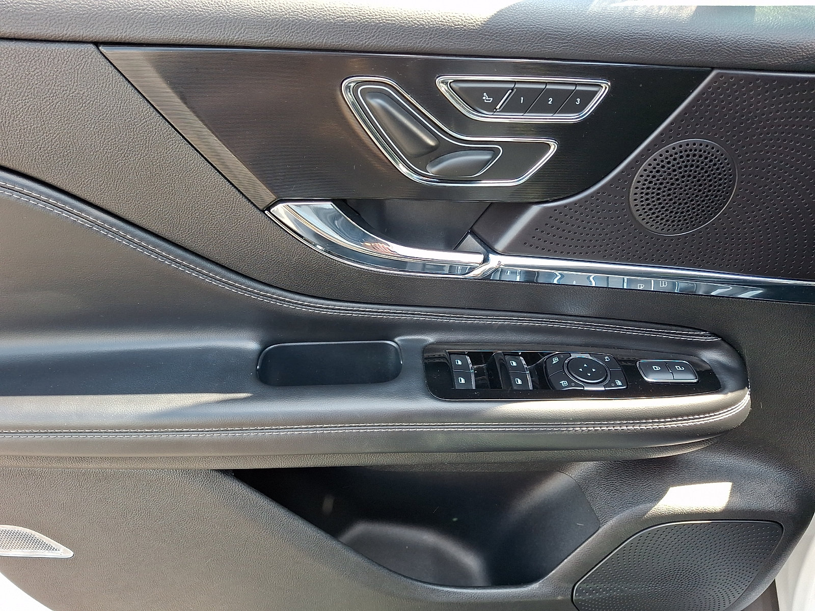 Used 2023 Lincoln Corsair FWD image 12