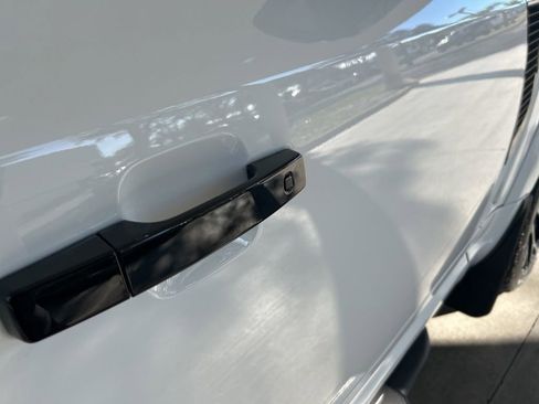 Used 2020 Land Rover Defender 110 SE image 25