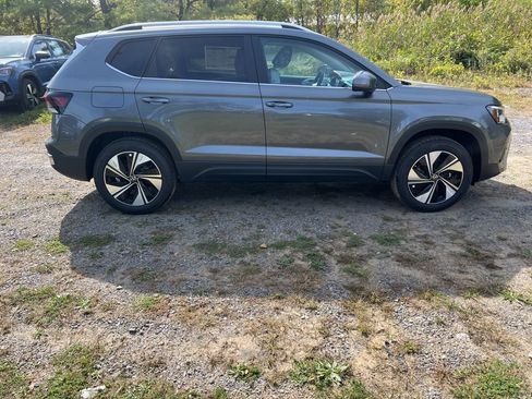 New 2025 Volkswagen Taos SE image 4