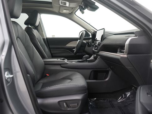 Used 2025 Toyota Grand Highlander AWD image 11
