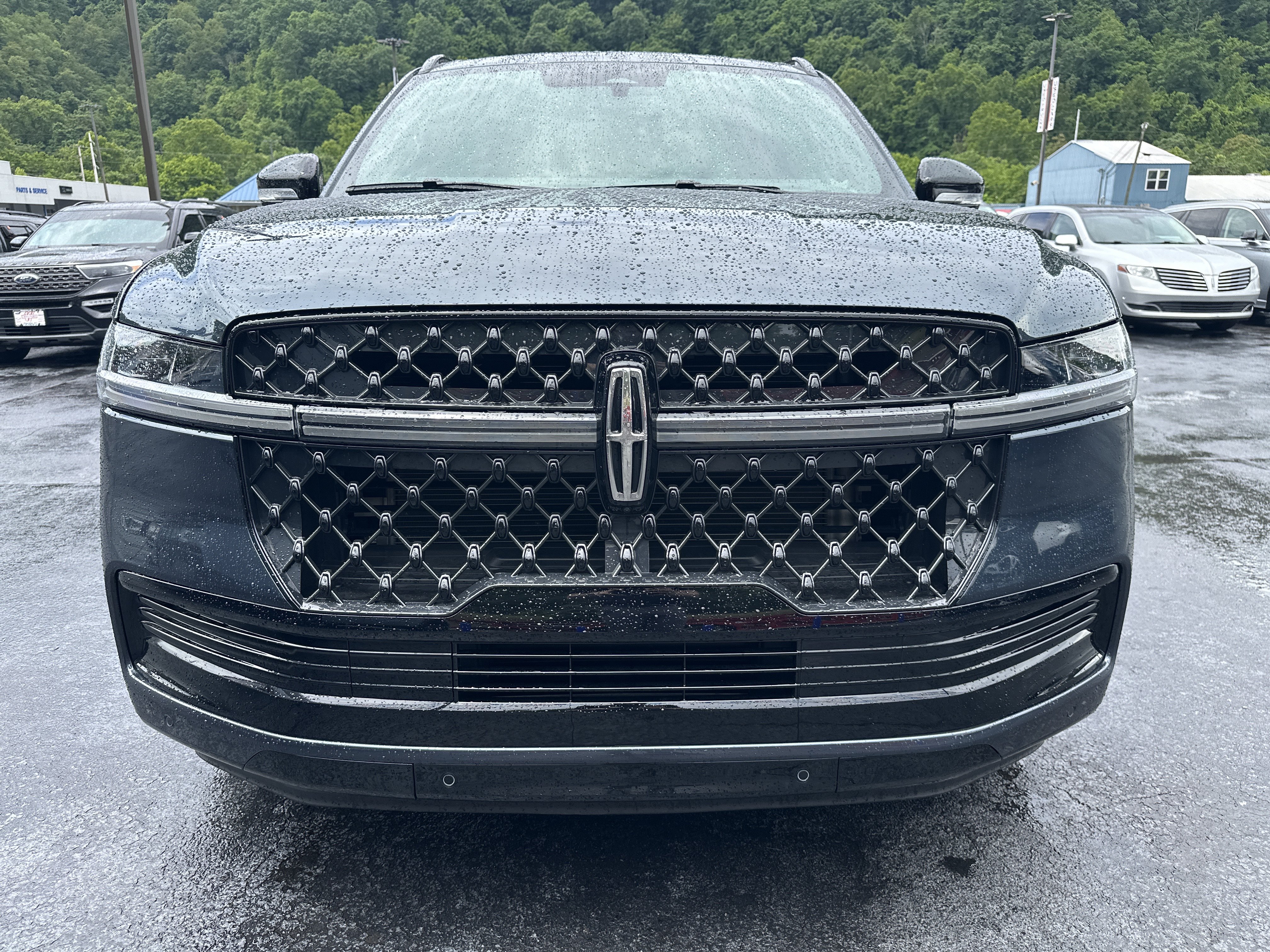 New 2025 Lincoln Navigator Reserve w/ Jet Appearance Package AWD/4WD image 2