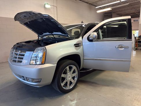 Used 2010 Cadillac Escalade Luxury AWD/4WD image 9