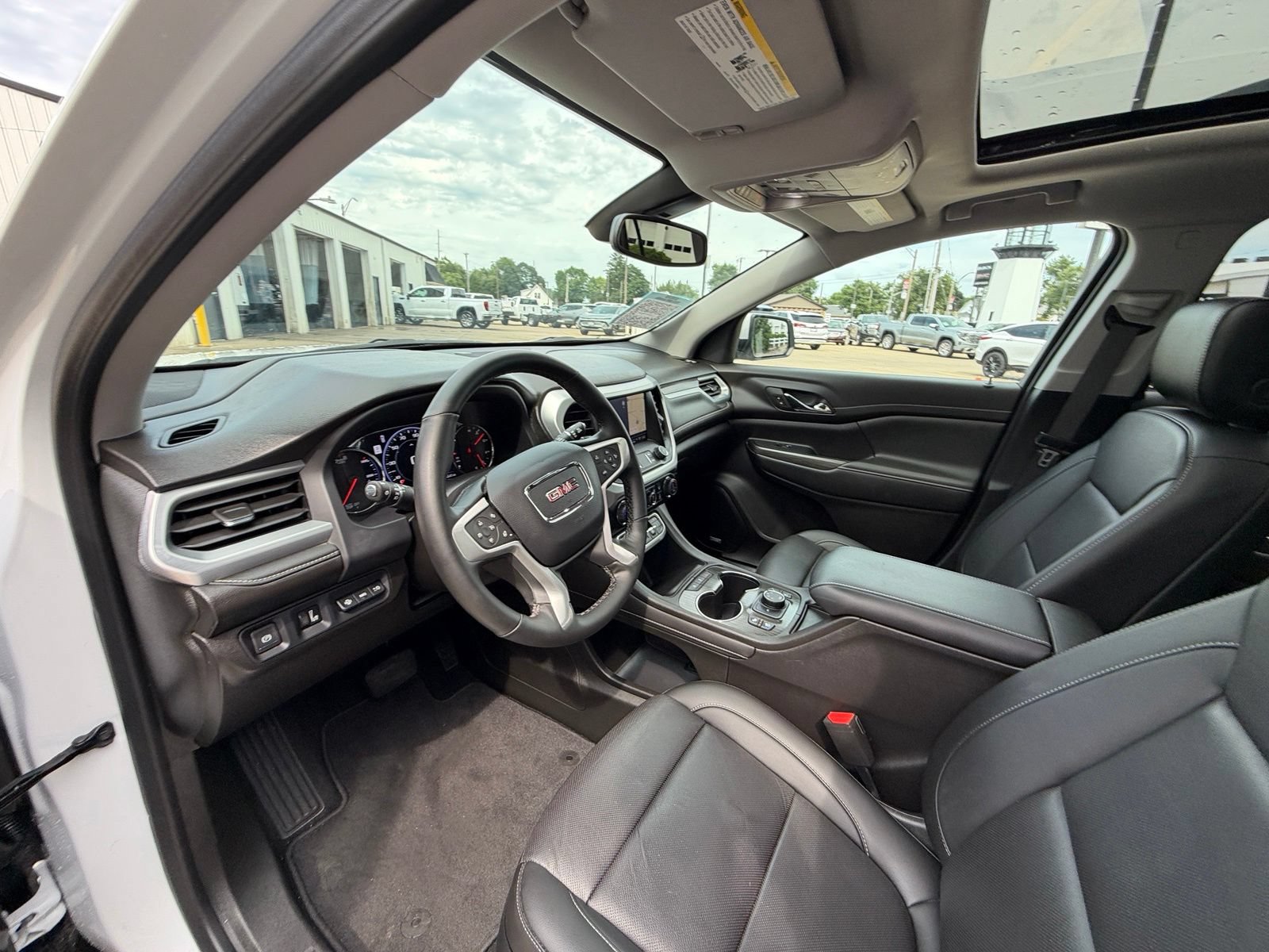 Used 2023 GMC Acadia SLT w/ Technology Package AWD/4WD image 10